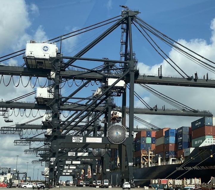 Buque portacontenedores en puerto internacional representando la gestión de importaciones y servicios de comercio exterior