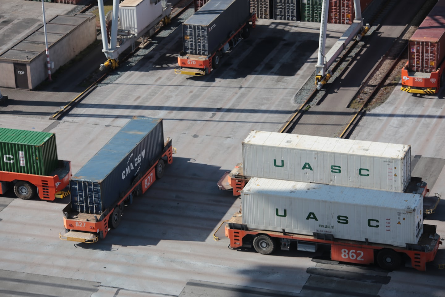 Movimiento de carga en un puerto internacional para la gestión logística de importaciones.